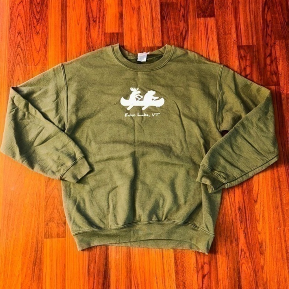 Echo Lake, Vermont Gildan Women’s Green Sweatshirt Size Medium